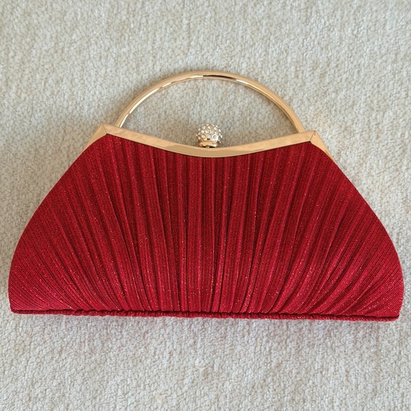 D’margeaux New York, Elegant Red Evening Clutch with Gold Chain - Picture 6 of 16